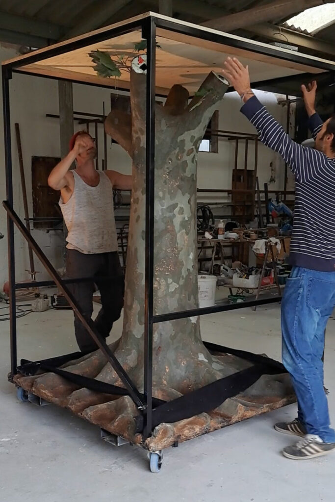 Galerie de photos illustrant la construction de l'arbre à l'atelier. Décors zaz, Lucie Delpérié